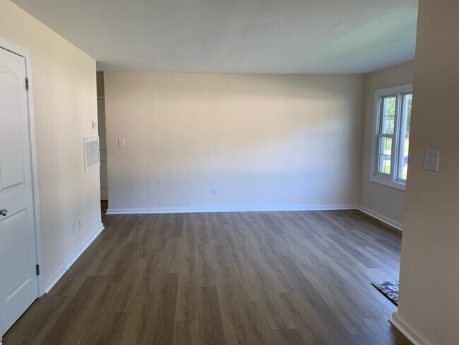 Building Photo - 631 Willow Dr