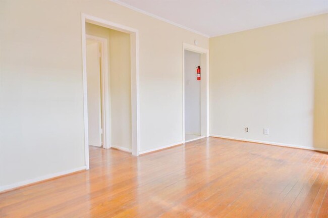 Building Photo - 3110 Greenbriar Dr