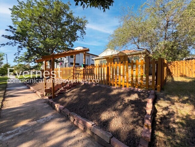 Foto del edificio - 2219 Quitman St