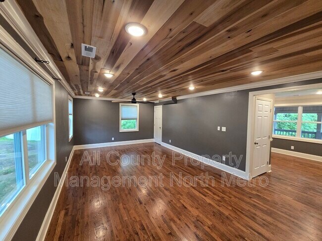 Foto del edificio - 545 Lakeview Dr