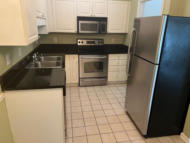 Building Photo - 1 Bedroom, 1 Bath, Unfurnished Condo with ...