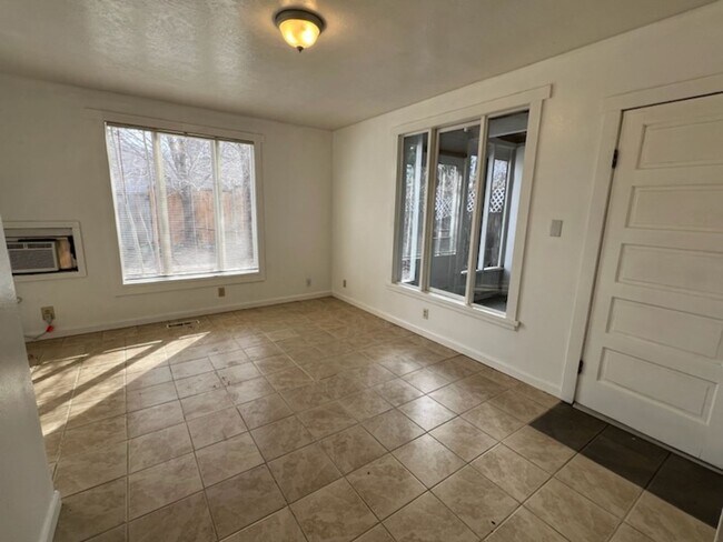 Foto del edificio - 3 bed/2.5 bath, carport, fenced back yard! Great location!