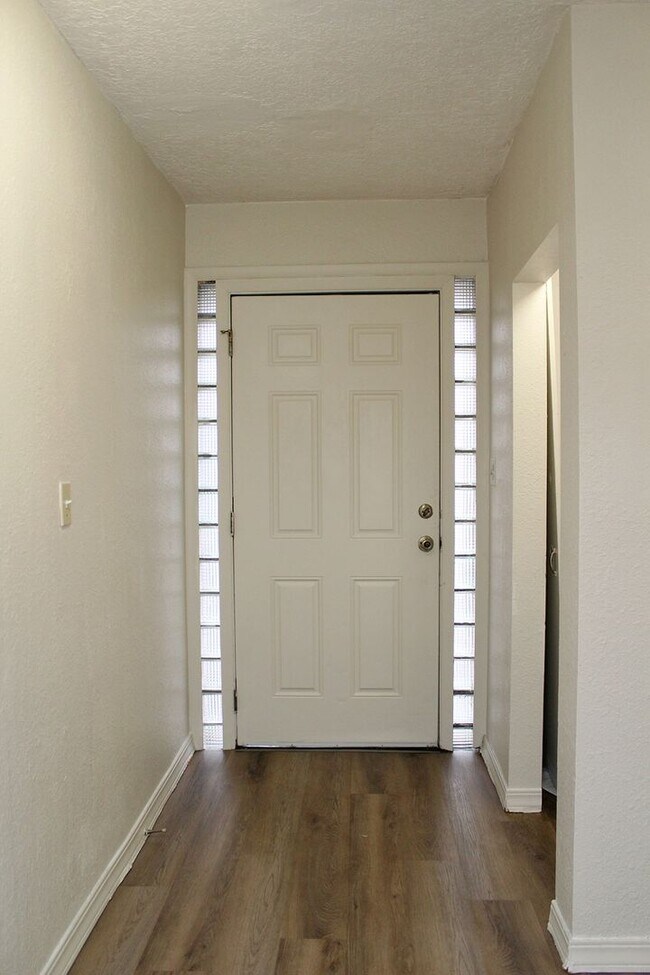 Foto del edificio - 7937-7937 N Fessenden St