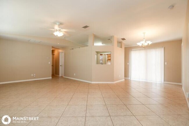 Foto del edificio - 721 NW Douglas Cir, Cape Coral, FL 33993