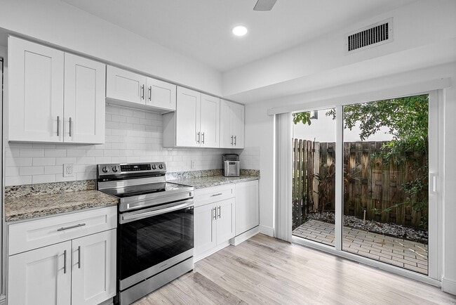 Foto del edificio - 6165 Old Court Rd