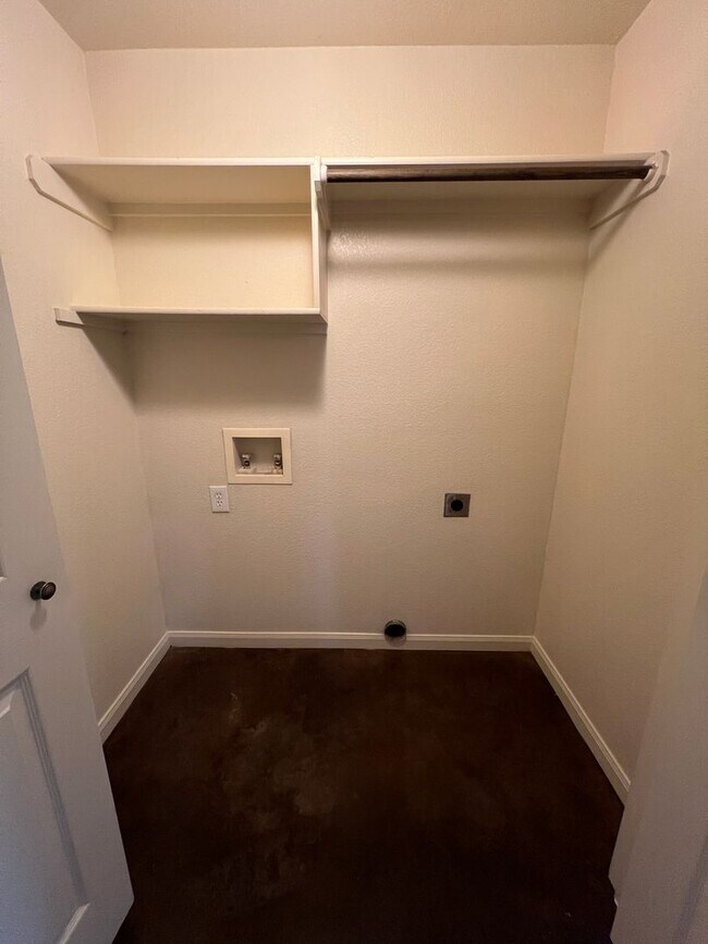 Foto del edificio - Duplex *LEASING SPECIAL AVAILABLE*