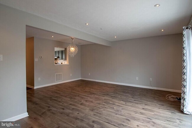 Building Photo - 5620 Queen Anne Ct