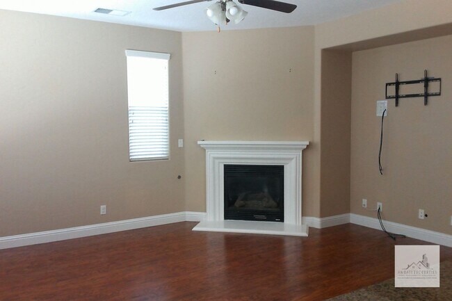 Foto del edificio - Beautiful 4 Bedroom in CUSD