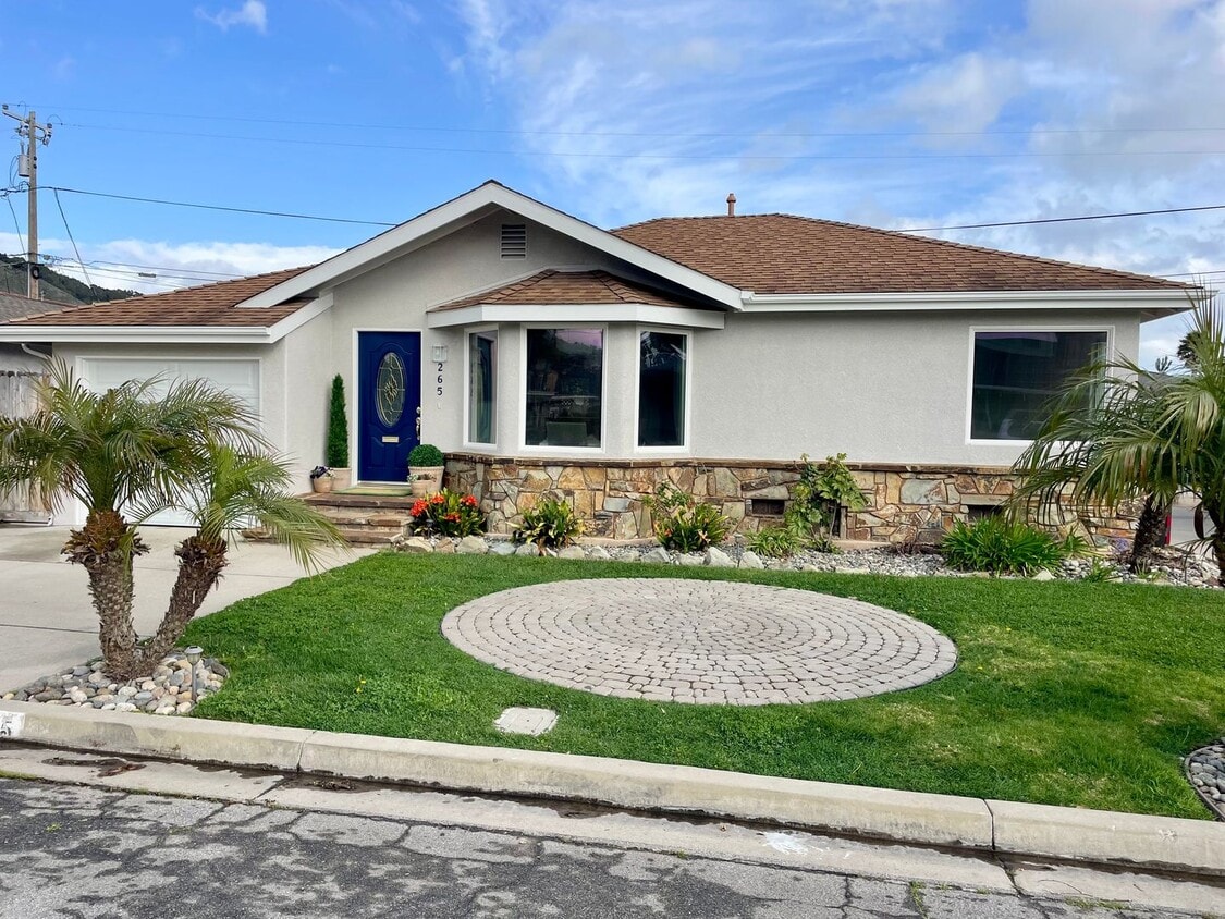 Primary Photo - Desirable Shell Beach Home - A few houses ...