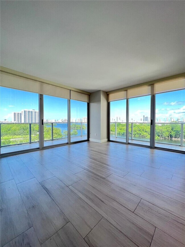 Foto del edificio - 16385 Biscayne Blvd