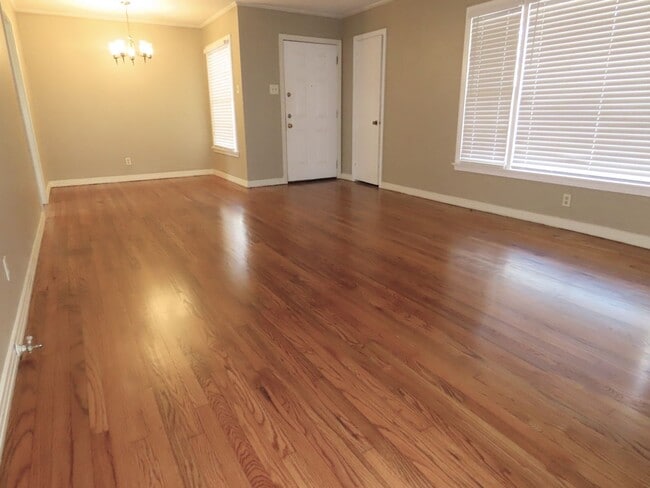 Building Photo - Lovely Updated 3 Bedroom, 2 Bath House in ...