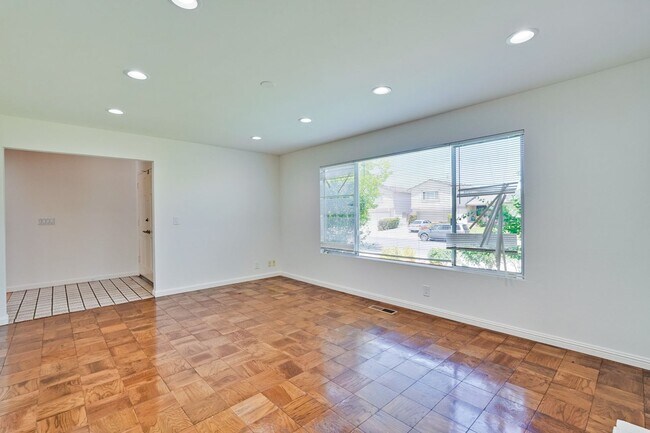 Building Photo - Bright and Spacious 3 Bed 2 Bath Single Fa...