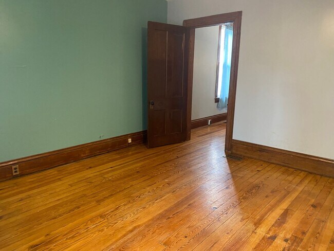 Foto del edificio - Adorable 2 bedroom 1 bathroom Germantown S...