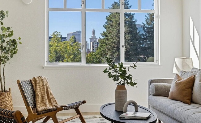 Building Photo - "Chic 1-Bedroom Retreat in Oakland with Ha...
