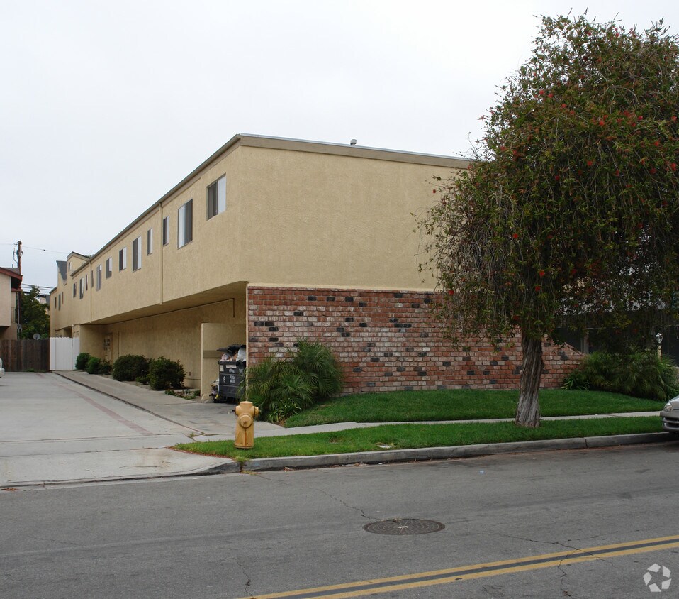 Building Photo - 7931 Stark St