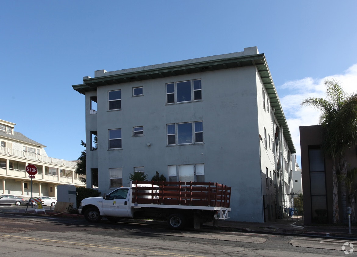 Building Photo - 105 Hawthorn St