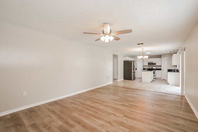 Building Photo - 1111 Chateau Cir