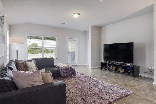 Building Photo - Spacious & Beautiful 3/BR 2/BA Home with E...