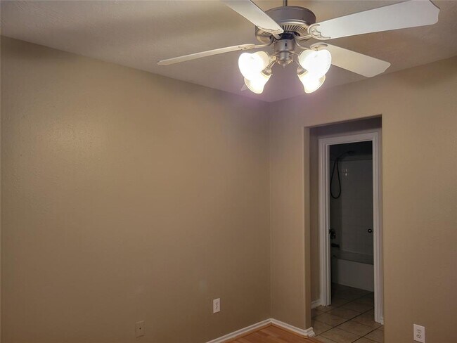 Foto del edificio - 6822 Chester Oak Dr