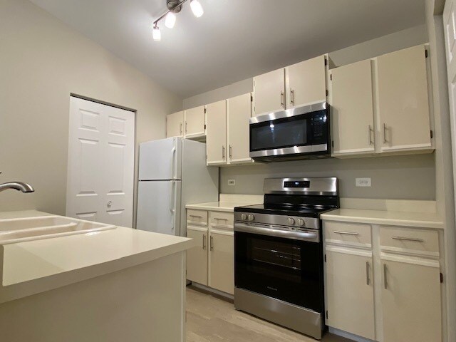 Building Photo - 1352 Cunat Ct