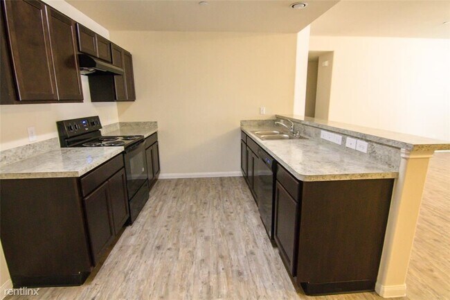 Building Photo - 3 br, 2.5 bath House - 2008 Oakwood Forest Dr
