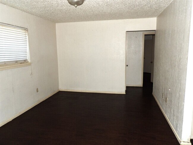 Foto del edificio - 6405 NW Oak Ave