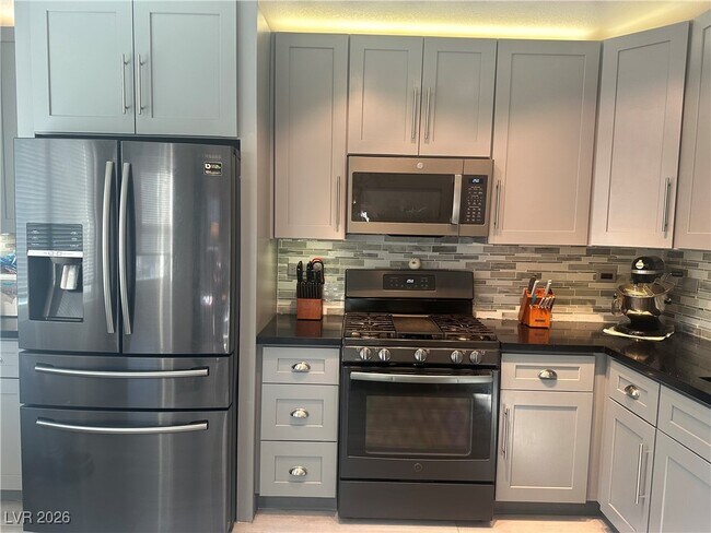 Foto del edificio - 820 Bergamont Dr