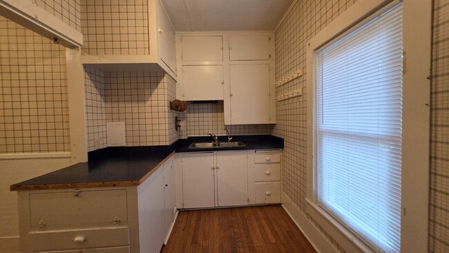 Building Photo - "Cozy & Convenient 2-Bedroom Duplex In Neenah – 800 Sq Ft of Comfortable Living!"