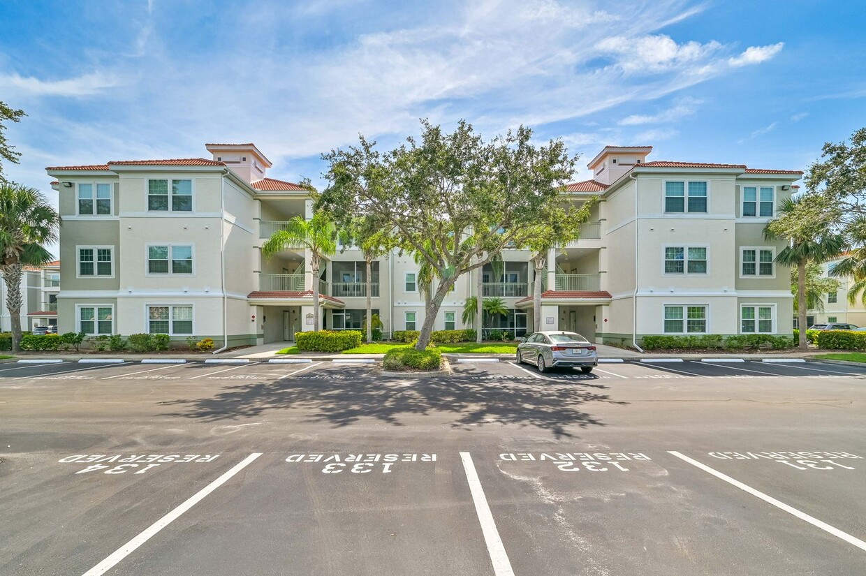 Primary Photo - ** RARE 1 bed/1bath Condo in North Bonita ...