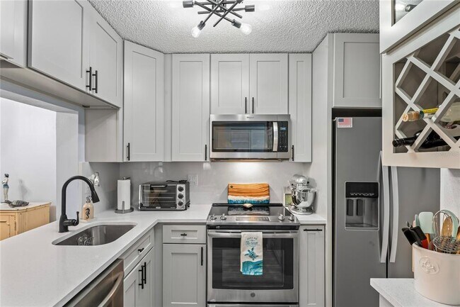 Foto del edificio - 3232 Lake Pine Way E