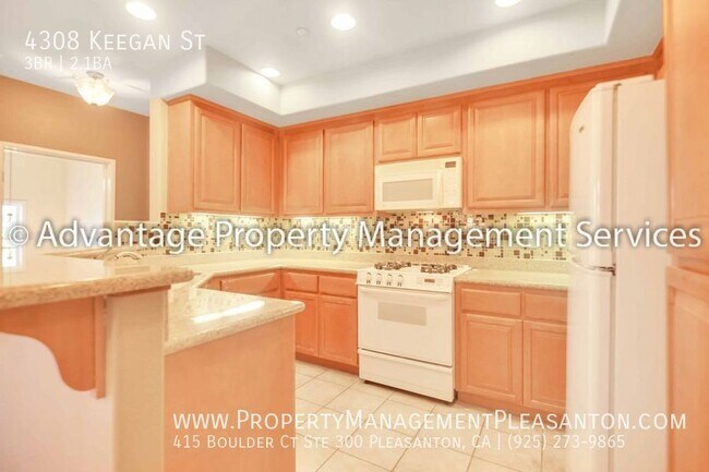 Building Photo - Lovely 3 bed / 2.5 bath, 1,897 sq ft condo...