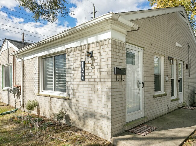 Building Photo - 127 E Hazelhurst St