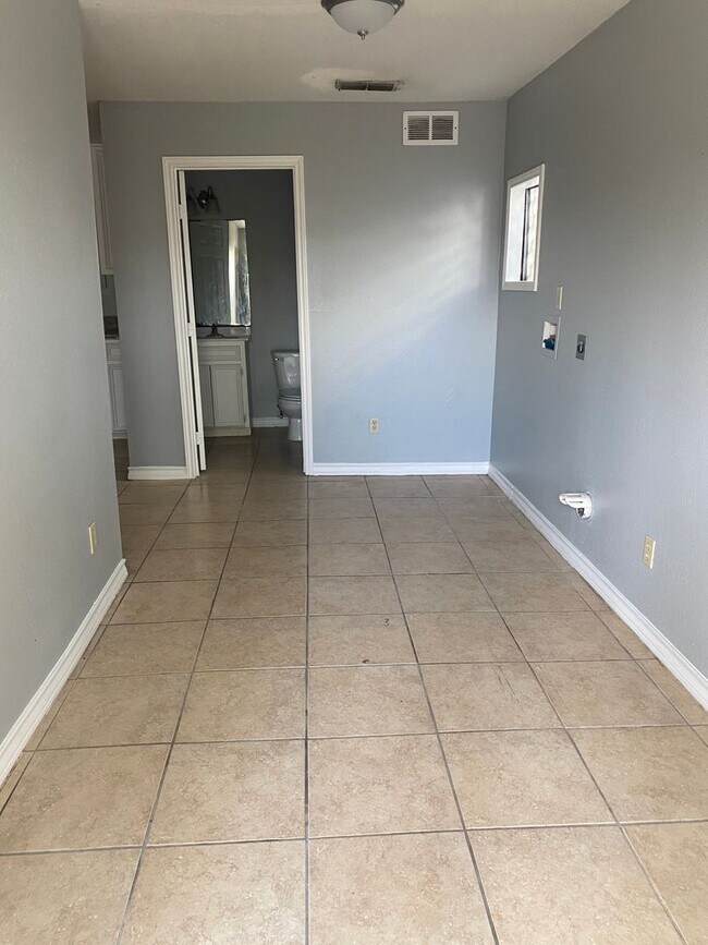 Foto del edificio - 3/1-Back house apartment, you only pay ele...