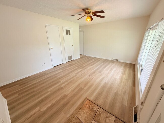 Foto del edificio - 845 Middle Dr