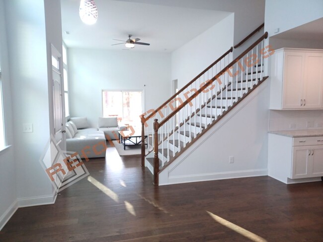 Foto del edificio - Stunning 3 Bedroom End Unit Townhome with ...