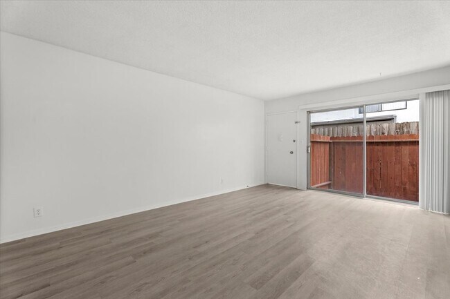 Foto del edificio - 1236 McClellan Dr