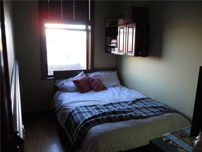 Building Photo - 304 Gloucester St