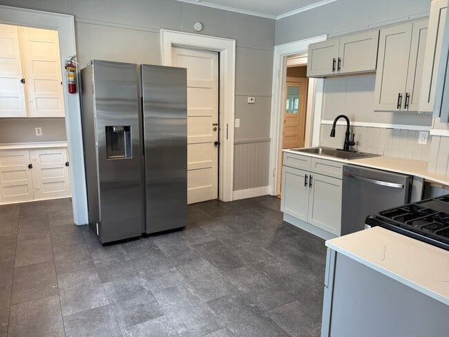 825-827 Westcott Street - 825-827 Westcott Street Apartment