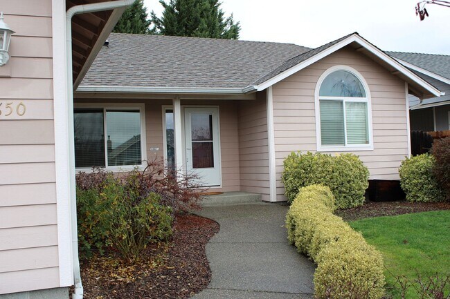 Building Photo - Open Concept Living Close to Downtown Gran...
