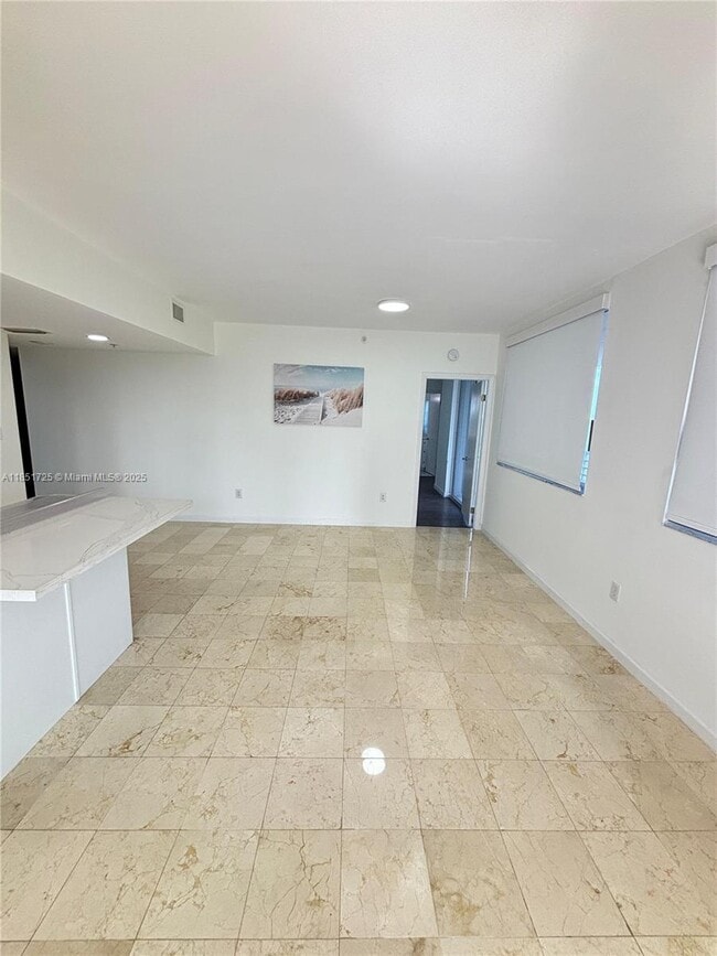 Building Photo - 1402 Brickell Bay Dr