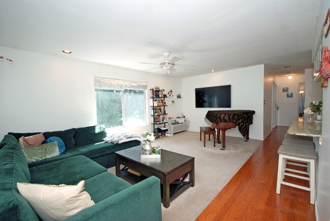 Living Room - 31 Steeplechase Ct