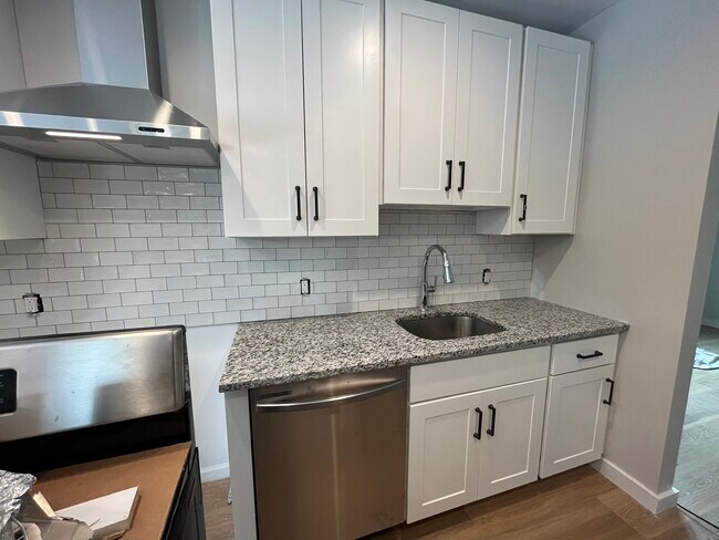 Kitchen - 330 Westwood Ave