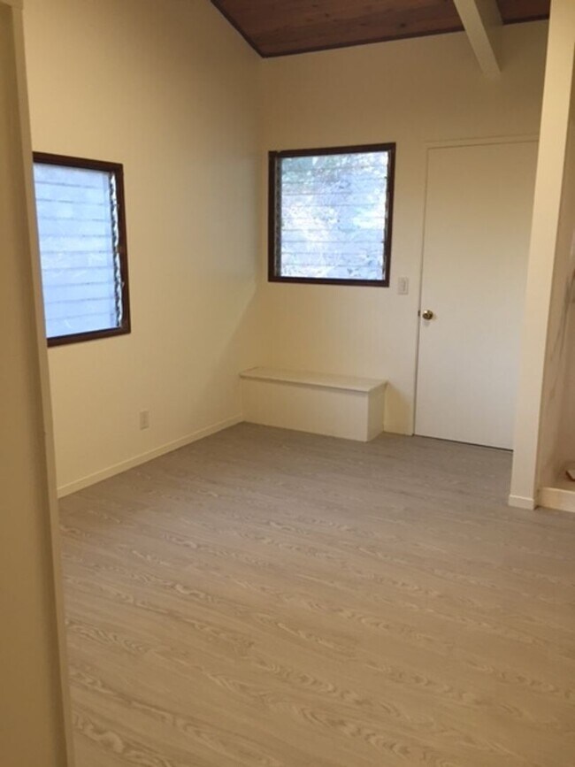Building Photo - Available Now: 2 bedroom, 2 bath with 2 ca...