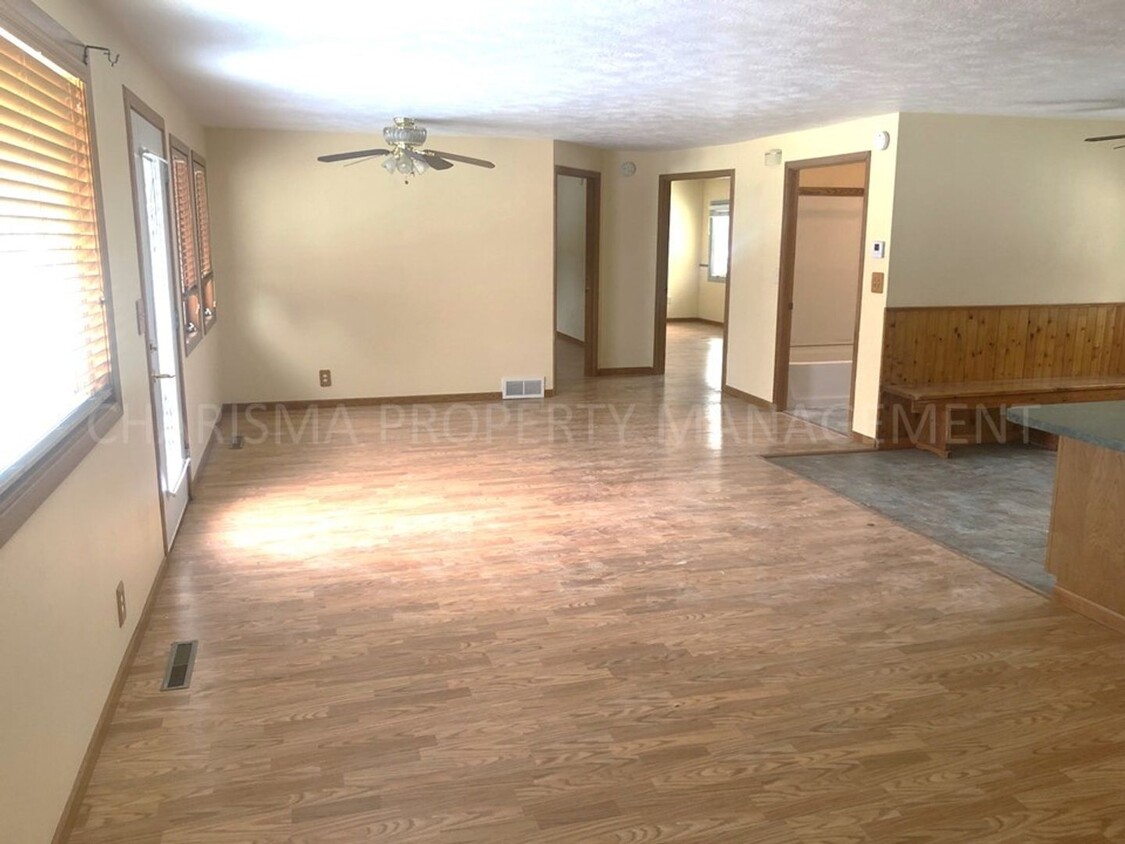 Foto principal - 4 BD, 2 BA HOUSE, HARDWOOD FLOORING THROUG...