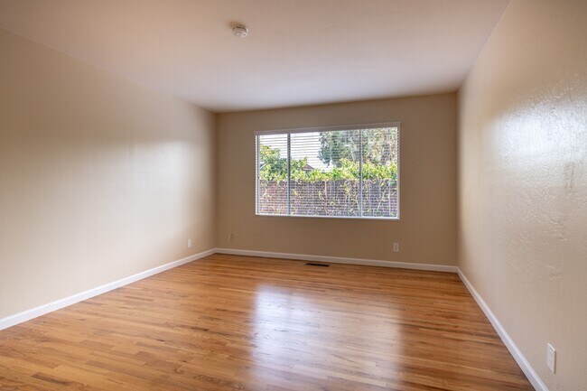 Building Photo - 351 Spode Way