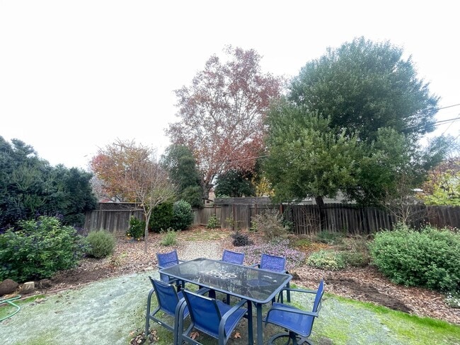 Foto del edificio - Bright, Updated Home with Garage, Laundry, and Private Yard