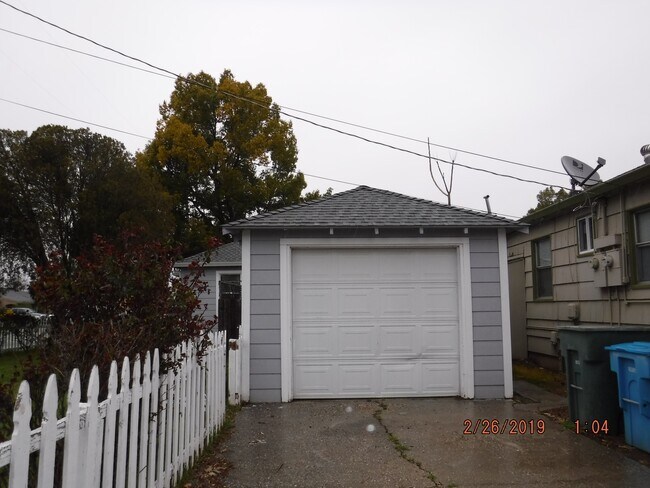 Building Photo - 905 Orange St