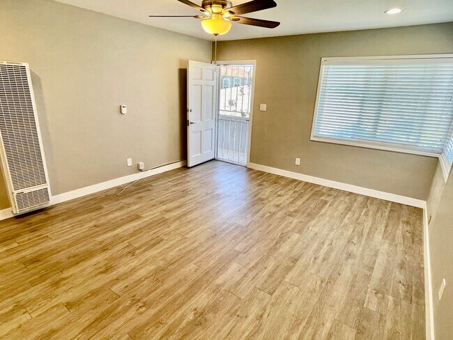 Foto del edificio - Bright & Modern Second-Floor Apartment – Natural Light, Comfort & Convenience!