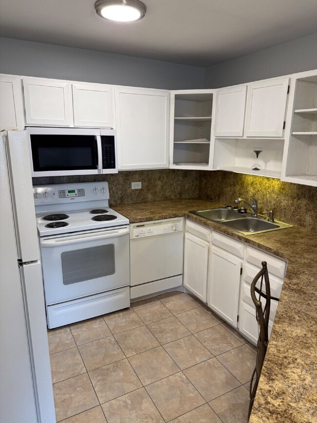 Building Photo - Charming 1-Bedroom Condo Retreat in the Heart of Denver – Spacious 855 Sq Ft!