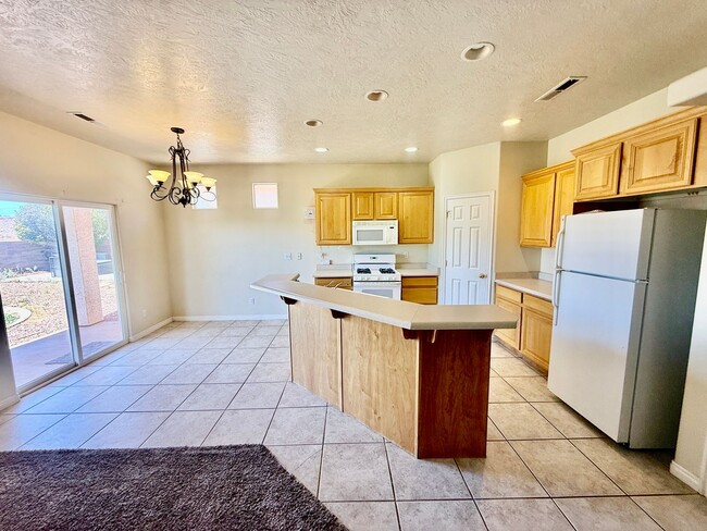 Building Photo - 2050 W Canyon View Dr